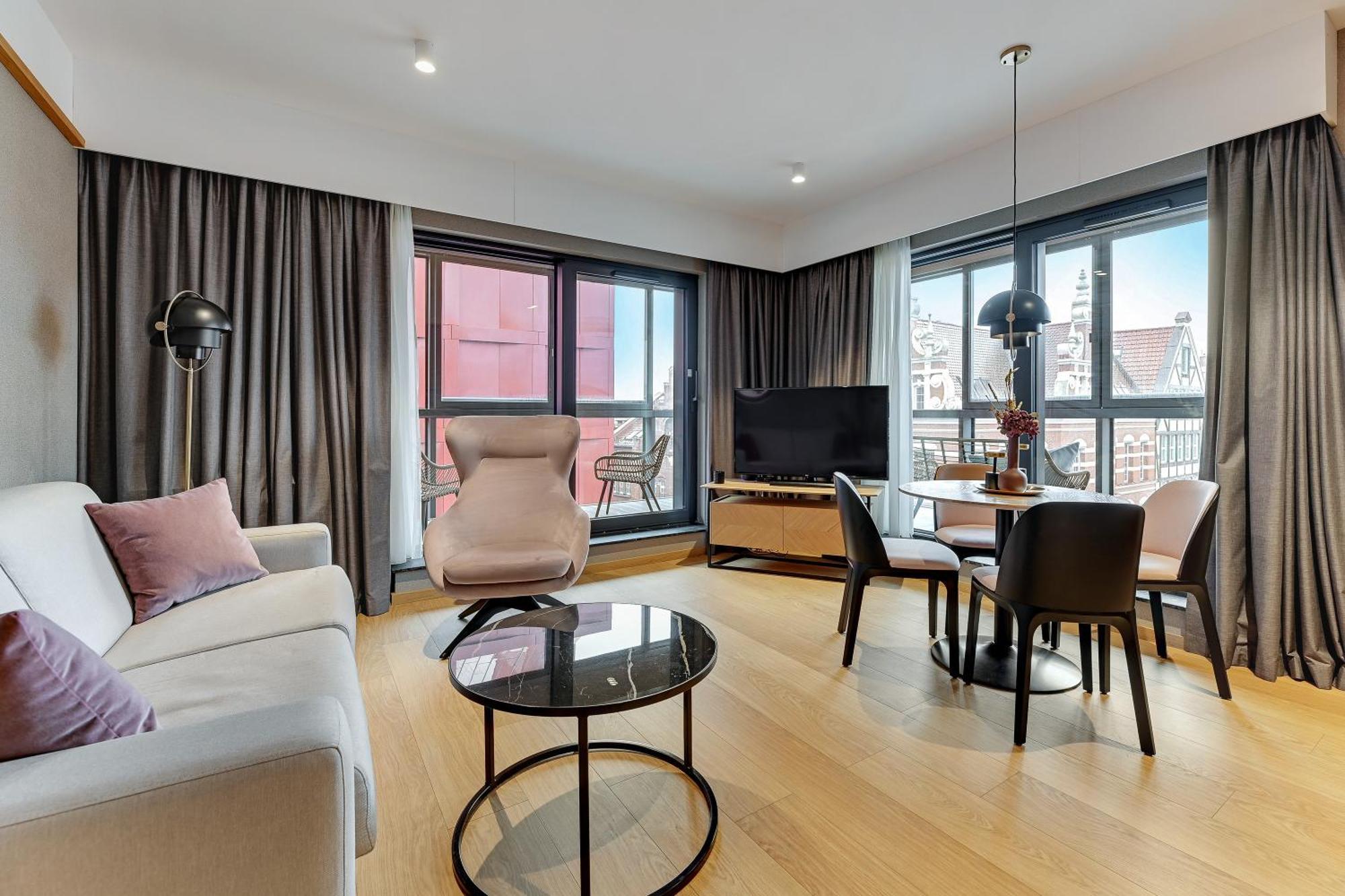Апартаменти Deo Plaza Premium Suites, Riverside & Radisson By Downtown